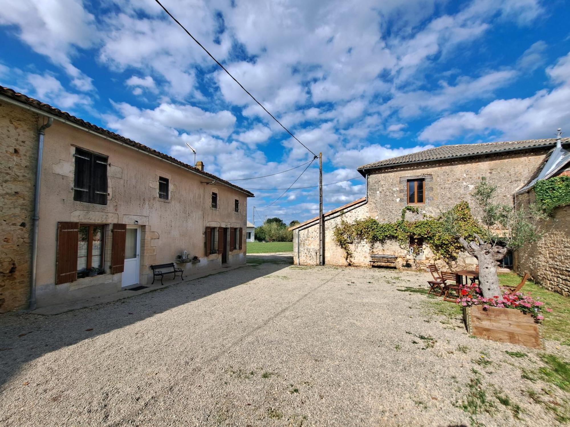 Domaine De La Briouse Bed & Breakfast Sanxay Exterior photo