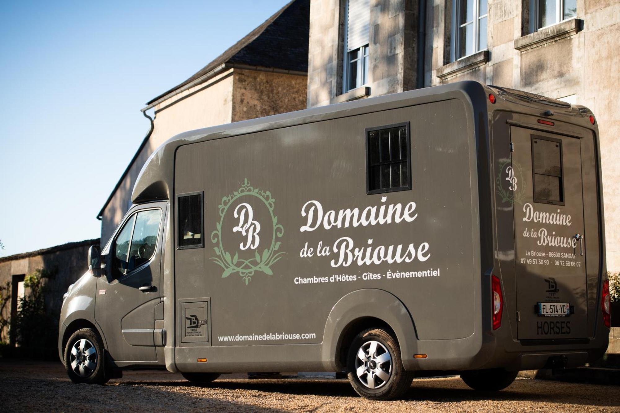Domaine De La Briouse Bed & Breakfast Sanxay Exterior photo